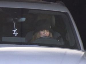 Shakira abandonando la clínica Teknon-Quirón, donde su padre lleva varios días ingresado.
