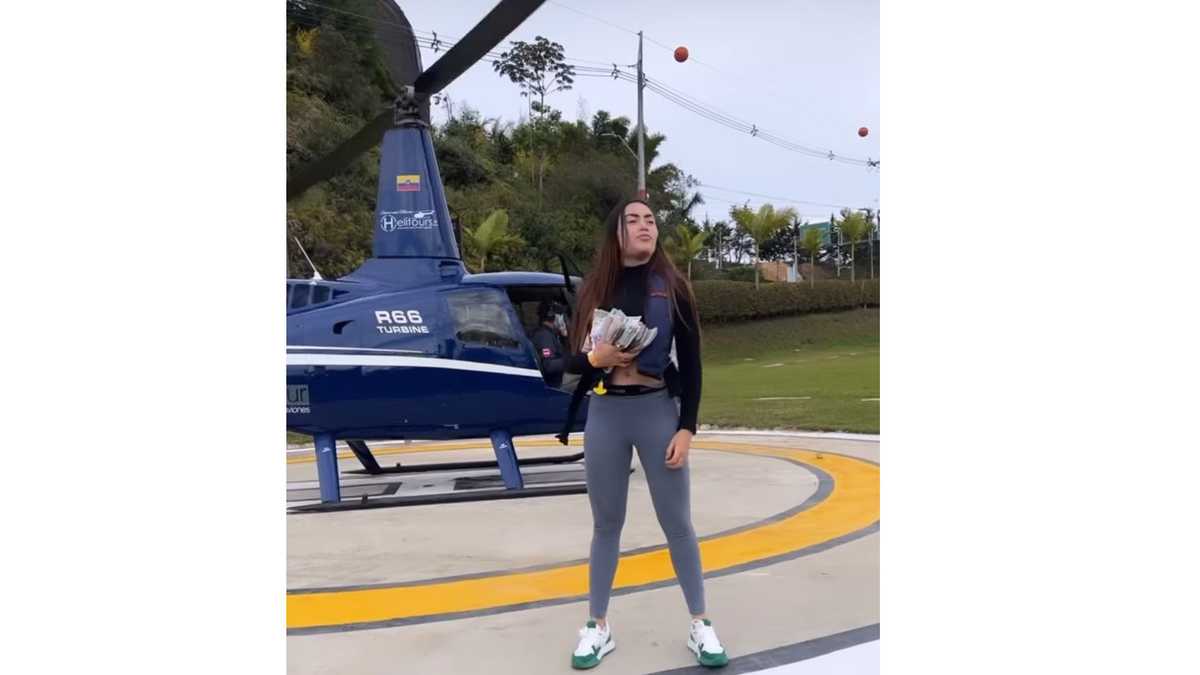 La influencer posó en su cuenta de Instagram con billetes, junto a un helicóptero.