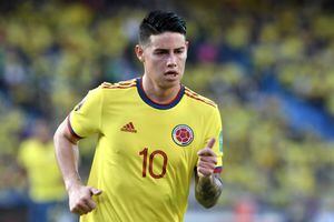 BARRANQUILLA, COLOMBIA - JANUARY 28: James Rodríguez of Colombia gestures during a match between Colombia and Peru as part of FIFA World Cup Qatar 2022 Qualifiers at Roberto Melendez Metropolitan Stadium on January 28, 2022 in Barranquilla, Colombia. (Photo by Gabriel Aponte/Getty Images)