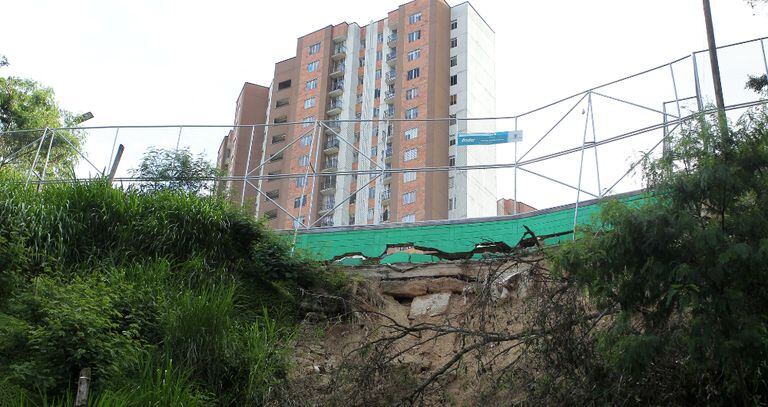 Estado de los escenarios deportivos en Medellín, afectados por la temporada de lluvias.