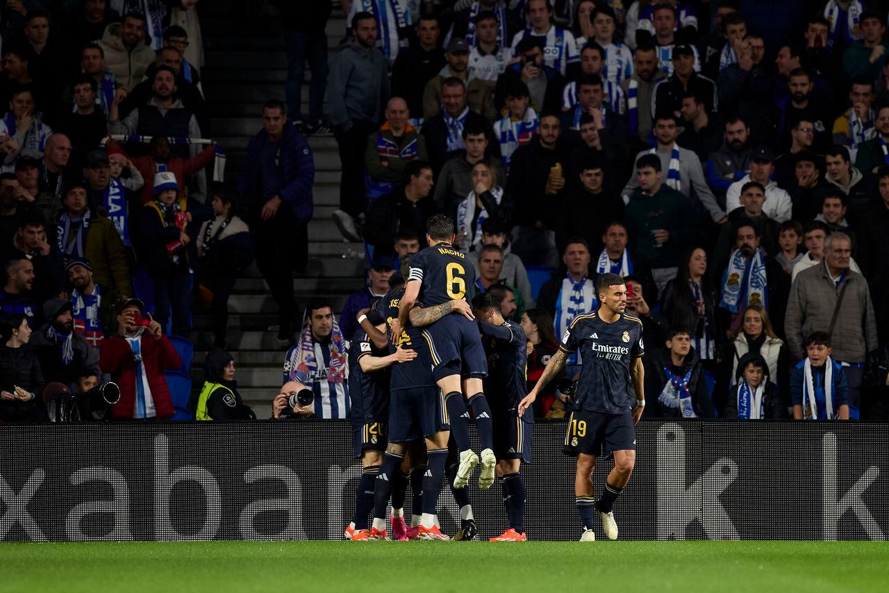 Arda Guler del Real Madrid CF celebra tras marcar el primer gol del equipo durante el partido de LaLiga EA Sports entre la Real Sociedad y el Real Madrid CF en el Reale Arena el 26 de abril de 2024, en San Sebastián, España.