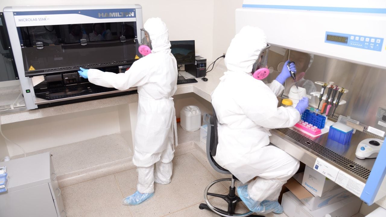 En el Laboratorio Central de Investigación de la Facultad de Salud de la la UIS se adelantan  pruebas diagnósticas para Covid-19. Foto: Cortesía UIS