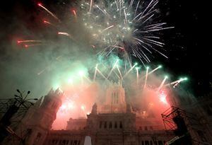 Un momento del espectáculo pirotécnico que ha puesto colofón a la cabalgata de Reyes de Madrid que este año rinde homenaje a los mayores y cuyo presupuesto se ha reducido en un 16% respecto a 2010. 