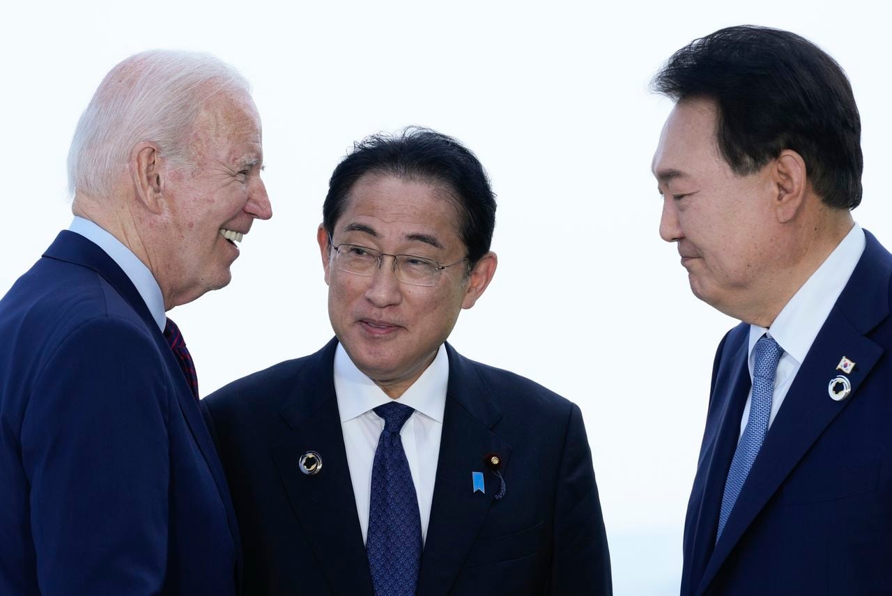 El presidente Joe Biden, a la izquierda, habla con el primer ministro de Japón, Fumio Kishida, y el presidente de Corea del Sur, Yoon Suk Yeol, a la derecha, antes de una reunión trilateral al margen de la Cumbre del G7 en Hiroshima, Japón, el domingo 21 de mayo de 2023.