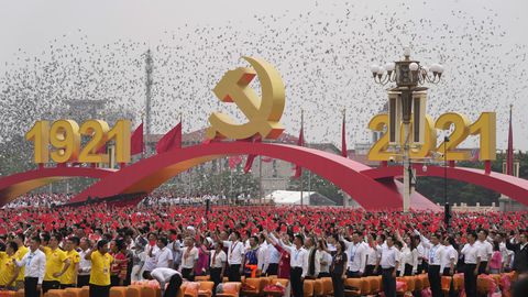 Los asistentes agitan banderas chinas durante una ceremonia en la plaza de Tiananmen para conmemorar el centenario de la fundación del gobernante Partido Comunista Chino en Pekín el jueves 1 de julio de 2021. Foto: AP Photo/Ng Han Guan