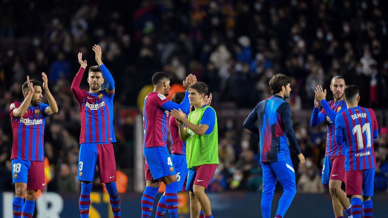 FC Barcelona's players celebrates at the end of the Spanish league football match between FC Barcelona and RCD Espanyol, at the Camp Nou stadium in Barcelona on November 20, 2021.
Pau BARRENA / AFP