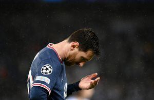 Lionel Messi se lamenta durante el partido de Champions ante el Real Madrid