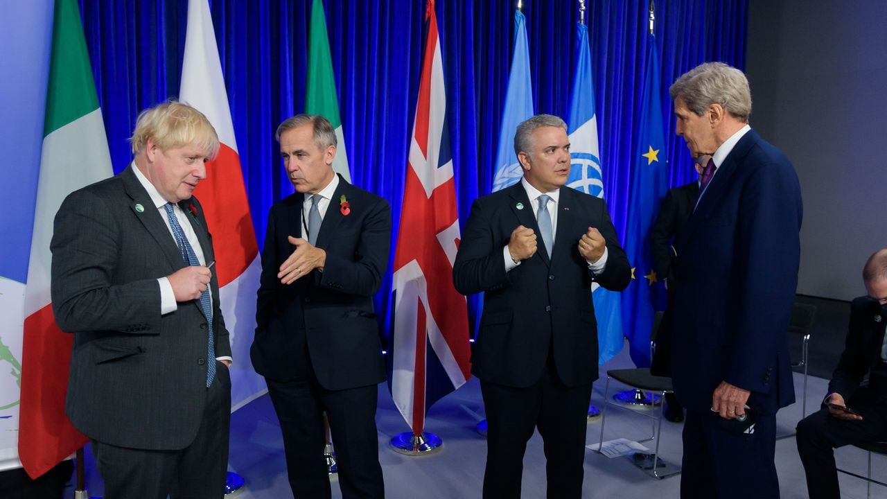 El Primer Ministro del Reino Unido, Boris Johnson; el Presidente de Colombia, Iván Duque Márquez, y el Enviado Especial de EE.UU. para el Clima, John Kerry,. al comenzar la segunda jornada de líderes mundiales en la COP26 en Glasgow