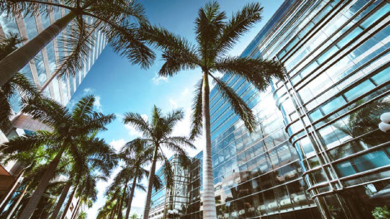 Un informe de Miami Association of Realtors indica que en el último año más de 5.500 colombianos han comprado casas y apartamentos en Estados Unidos aprovechando las tasas de interés que oscilan entre 3,50 por ciento y 4,5 por ciento efectivo anual, las más bajas en los últimos 40 años.