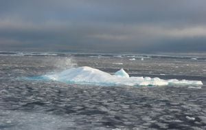 Trozos de hielo en el Pasaje del Noroeste cerca del CCGS Amundsen, un rompehielos de investigación canadiense que navega en el Alto Ártico canadiense. FOTO AFP 
Trozos de hielo en el Pasaje del Noroeste cerca del CCGS Amundsen, un rompehielos de investigación canadiense que navega en el Alto Ártico canadiense. FOTO AFP