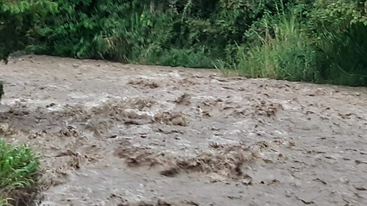 Algunas de las eventualidades han requerido la presencia de maquinaria en la zona para la remoción de tierra y escombros.