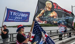 Seguidores de Trump protestaron en Florida por el allanamiento del FBI a la vivienda del expresidente