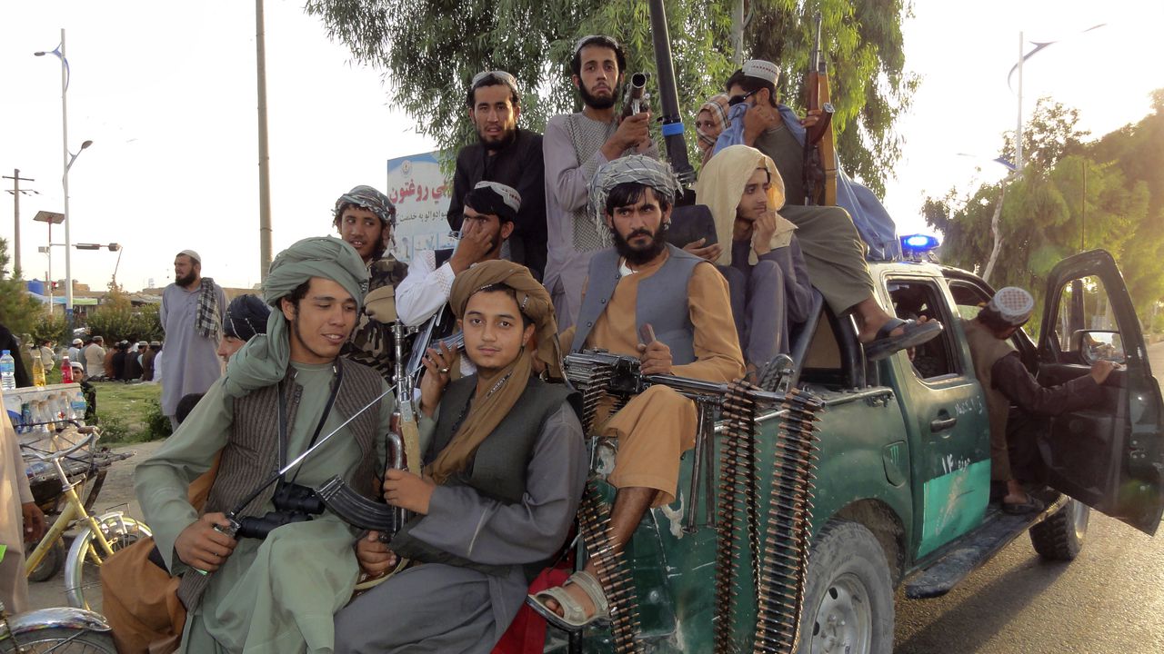 Luchadores talibanes  armados ingresando a Kabul, capital de Afganistán