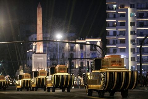 Los carruajes que transportan 22 momias reales del antiguo Egipto avanzan junto al obelisco de Ramsés II en la plaza Tahrir mientras salen del Museo Egipcio en el centro de El Cairo el 3 de abril de 2021, durante un desfile de camino a su nuevo lugar de descanso en el nuevo Museo Nacional de la Civilización Egipcia (NMEC), a unos siete kilómetros al sur, en el histórico Fustat (El Cairo antiguo). - Bautizado como el Desfile Dorado de los Faraones, los 18 reyes y las cuatro reinas viajarán en orden, los más antiguos primero, cada uno a bordo de una carroza independiente decorada al estilo del antiguo Egipto. Foto de Mahmoud KHALED / AFP