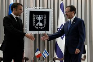 Emmanuel Macron viaja a Israel para mostrar la solidaridad de Francia con el país y seguir trabajando en la liberación de los rehenes retenidos en Gaza. (Foto AP/Christophe Ena, Piscina)