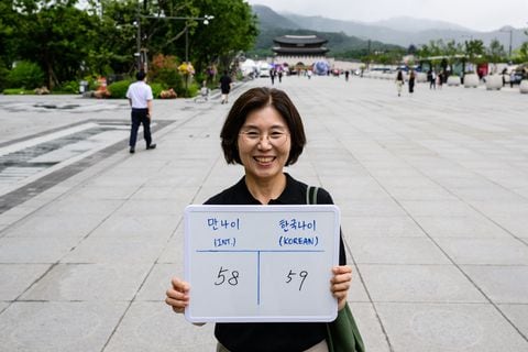 En esta foto tomada en Seúl el 21 de junio de 2023, Lee Jung-hee posa con una pizarra que muestra su edad internacional, 58, y su edad coreana, 59.