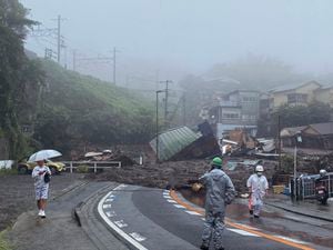 En esta imagen, tomada y proporcionada por Satoru Watanabe, una carretera, cubierta de lodo y escombros tras las fuertes lluvias registradas en la ciudad de Atami, en la prefectura de Shizuoka, Japón, el 3 de julio de 2021. (Satoru Watanabe vía AP)
