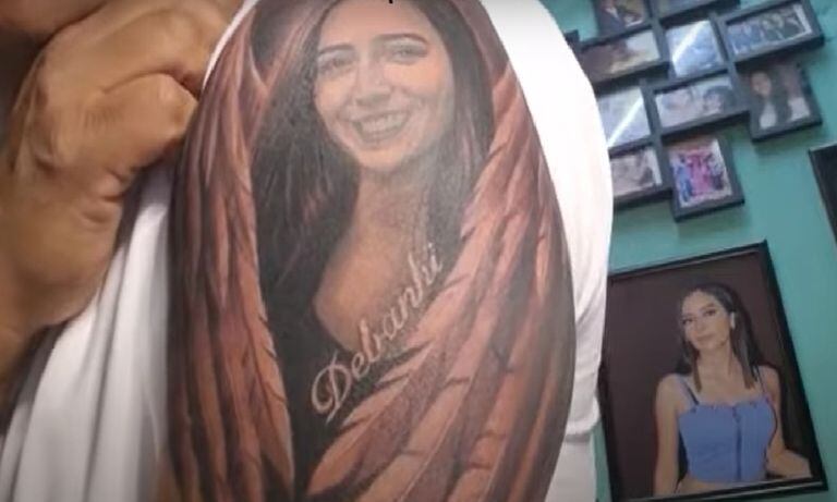 Padres de Debanhi Escobar, fallecida hace 6 meses quisieron rendir homenaje a su hija, y la plasmaron en un tatuaje. 
"Ya la llevábamos en el corazón, ahora la llevo en el brazo", sentenció el padre.