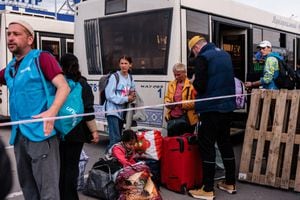 Miles de personas son evacuadas de Azovstal, en Ucrania