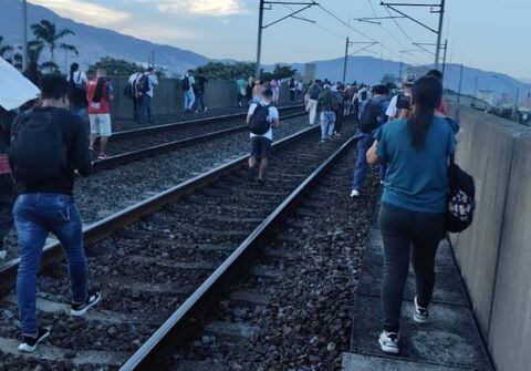 Decenas de personas invadieron la línea férrea del metro de Medellín