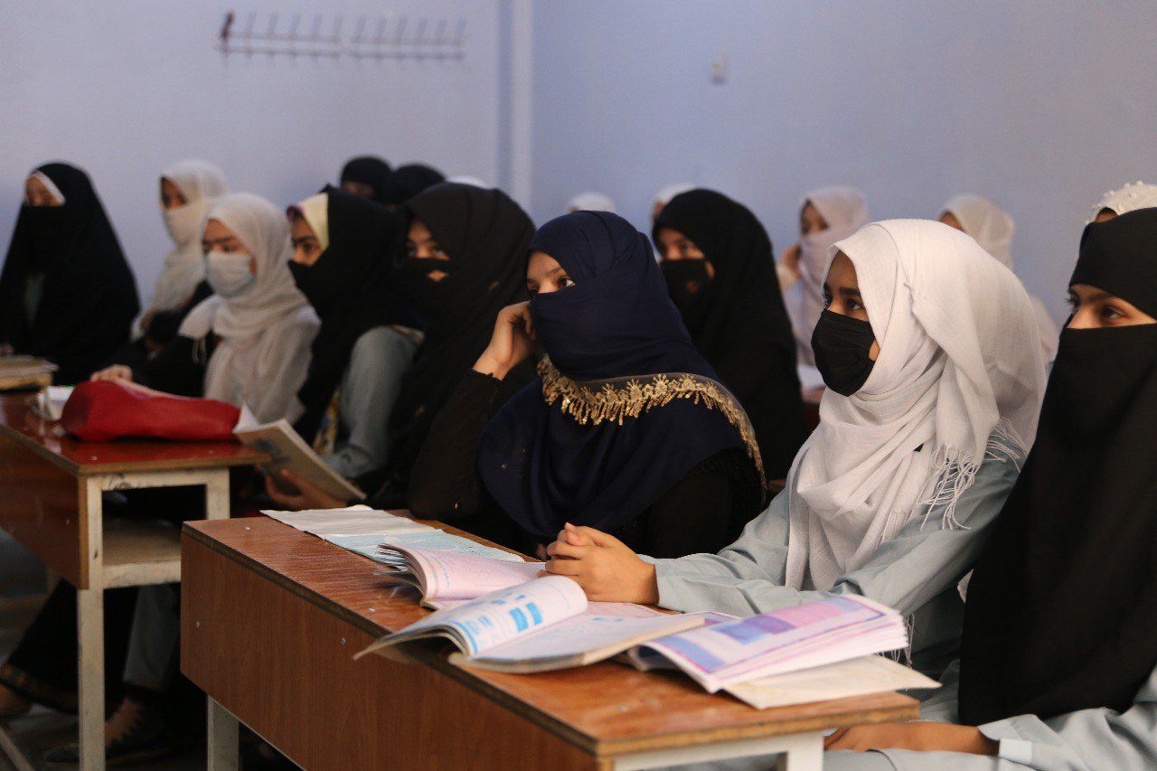 La educación femenina en Afganistán está prohibida, por orden del movimiento fundamentalista talibán, a partir de secundaria, por lo que las niñas de educación infantil todavía pueden seguir asistiendo al colegio
