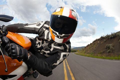 En el proceso de limpiar el casco de una motocicleta, es común cometer cinco equivocaciones recurrentes.