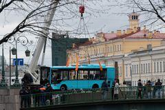 En San Petersburgo, Rusia, un autobús de pasajeros se hundió en el río Moyka después de estrellarse contra la valla de un puente.