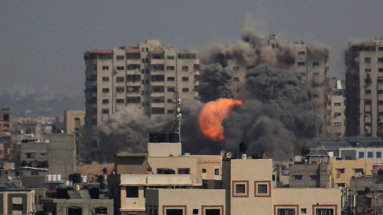 Hamás también tomó como rehenes a soldados y civiles israelíes y los trasladó a Gaza. El ataque provocó una declaración de guerra por parte del primer ministro israelí, Benjamín Netanyahu. (Foto de Ahmad Hasaballah/Getty Images)