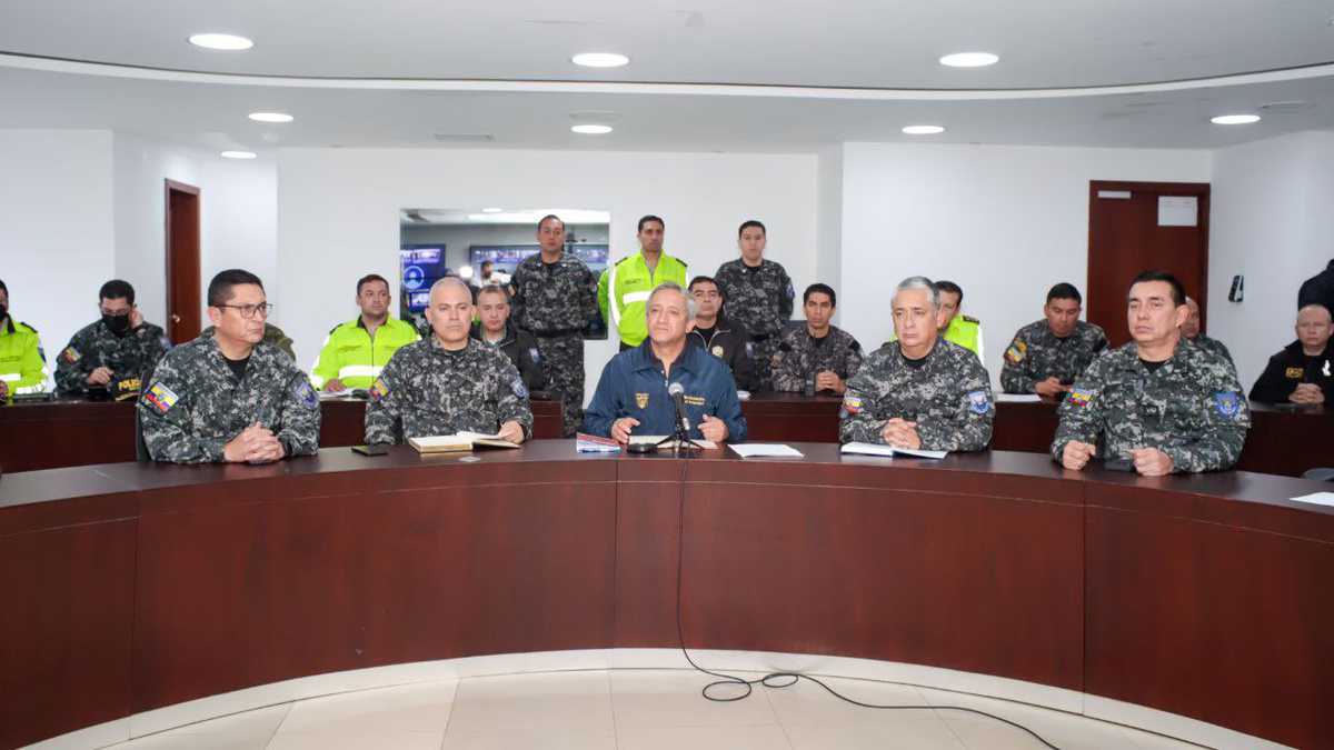 El ministro del Interior de Ecuador, Patricio Carrillo  junto al mando policial informó sobre los últimos acontecimientos en el marco de las protestas en Pastaza.