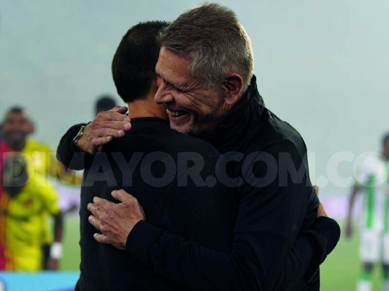 Autuori se abrazó con Alejandro Restrepo antes del partido