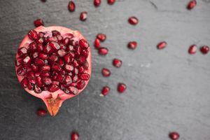 La granada es una de las frutas que más estimula la producción de testosterona en hombres y mujeres.