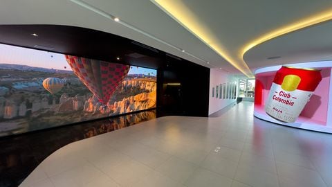 El showroom de Enmedio en Bogotá es un espacio de 600 metros cuadrados donde están exhibidas las últimas tendencias en señalización digital.