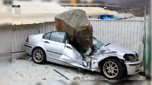 Un vehículo es aplastado por una gran roca producto de la tormenta tropical Hermine, en España. -Foto: Reuters. / Autor: Borja Suárez.