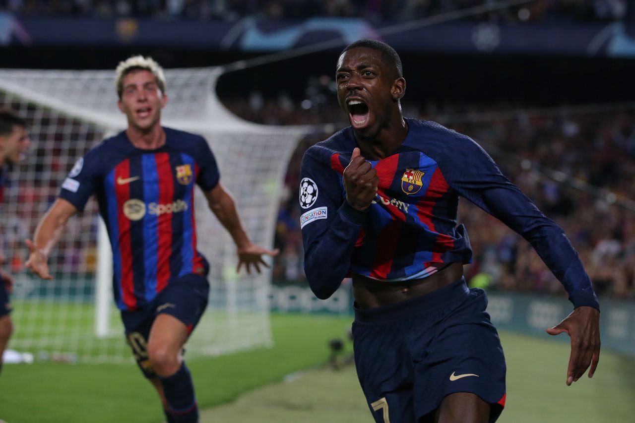 BARCELONA, SPAIN - OCTOBER 12: Ousmane Dembele of FC Barcelona celebrates with team mate Sergi Roberto after scoring to give the side a 1-0 lead during the UEFA Champions League group C match between FC Barcelona and FC Internazionale at Spotify Camp Nou on October 12, 2022 in Barcelona, Spain. (Photo by Jonathan Moscrop/Getty Images)
