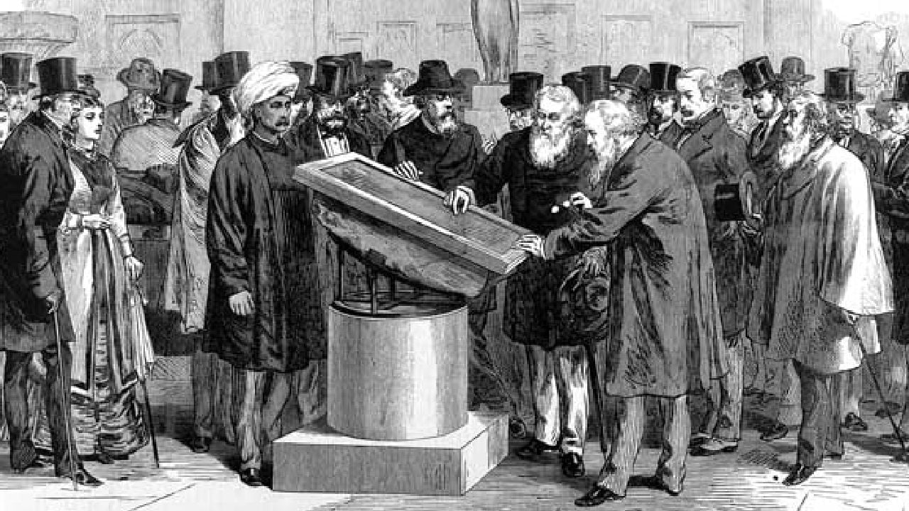 Varios expertos examinan la piedra de Rosseta durante el Congreso de Orientalistas celebrado en Londres en 1874. La ilustración fue publicada en el semanario Illustrated London News. Wikimedia Commons