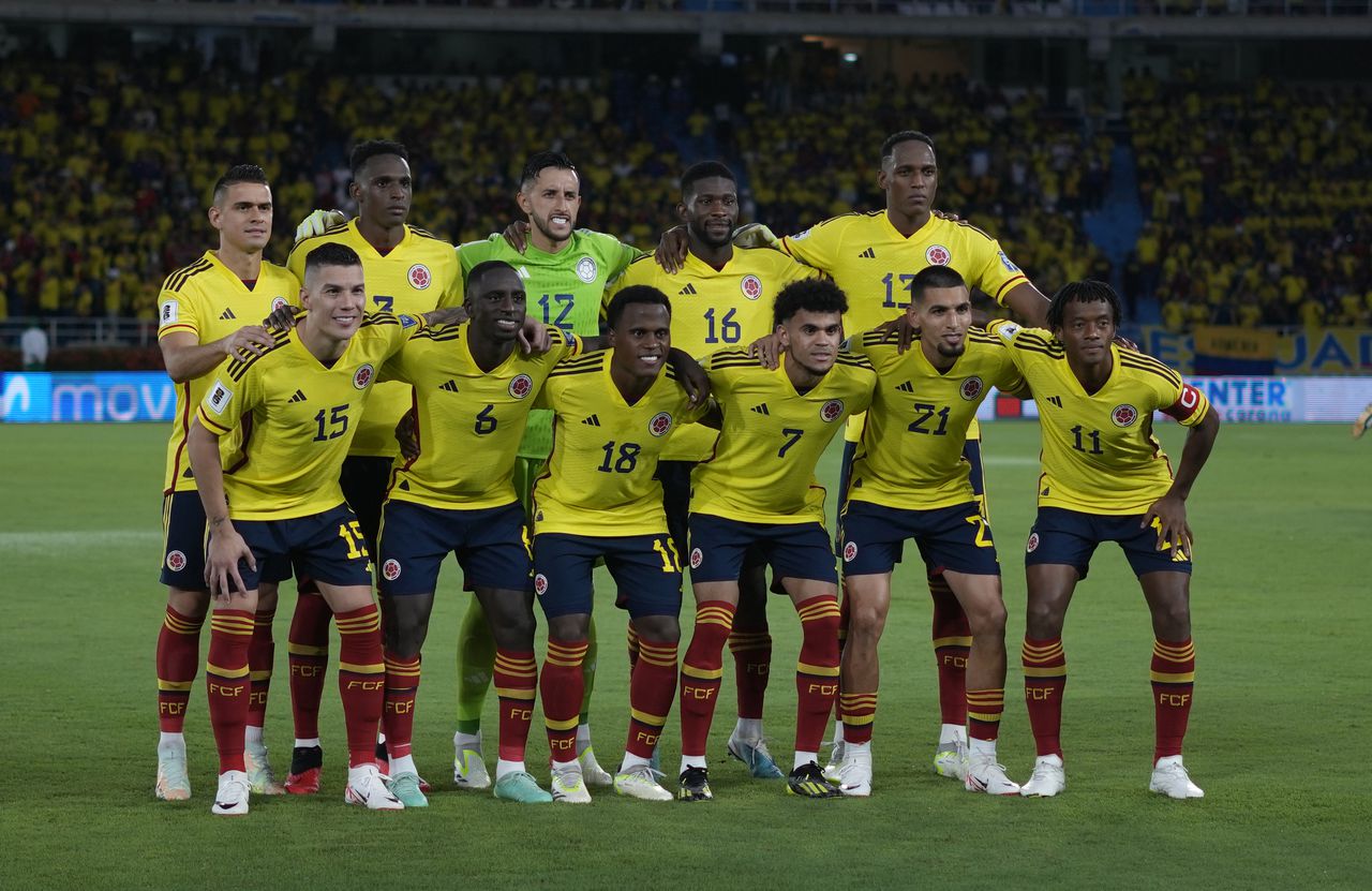 Los jugadores titulares de Colombia posan para una fotografía antes de un partido de clasificación para la Copa Mundial de la FIFA 2026 contra Venezuela en el estadio Metropolitano de Barranquilla, Colombia, el jueves 7 de septiembre de 2023. (Foto AP/Ricardo Mazalan)