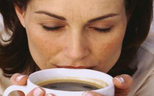 El café sí mejora o por lo menos ayuda a controlar temporalmente los símtomas del Parkinson. 