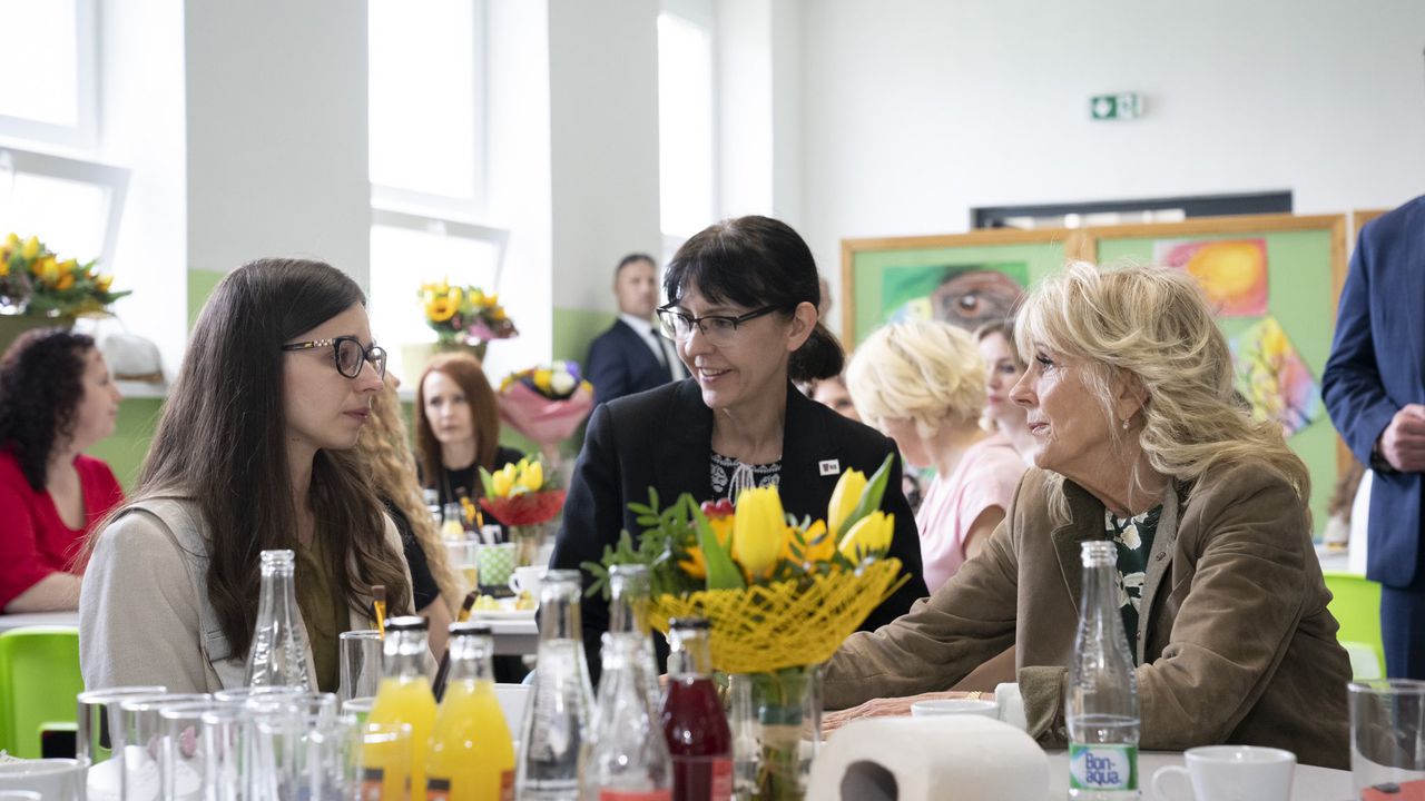 Jill Biden se reunió con madres en Ucrania.