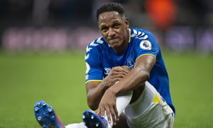 NEWCASTLE UPON TYNE, ENGLAND - FEBRUARY 08: Yerry Mina of Everton goes down injured during the Premier League match between Newcastle United and Everton at St. James Park on February 8, 2022 in Newcastle upon Tyne, United Kingdom. (Photo by Joe Prior/Visionhaus via Getty Images)