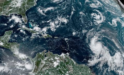 Lee podría fortalecerse de nuevo y alcanzar vientos de hasta 290 km/h (180 mph). Apenas siete huracanes del Atlántico han tenido vientos de esa magnitud desde 1966, de acuerdo con Phil Klotzbach, investigador de huracanes en la Universidad Estatal de Colorado.