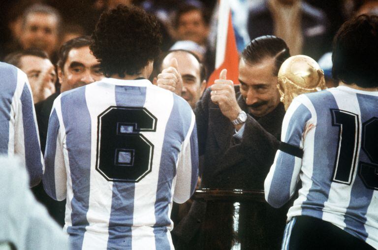 Jorge Rafael Videla, con los pulgares arriba, celebra en medio de Américo Gallego (6) y Daniel Passarella (19).