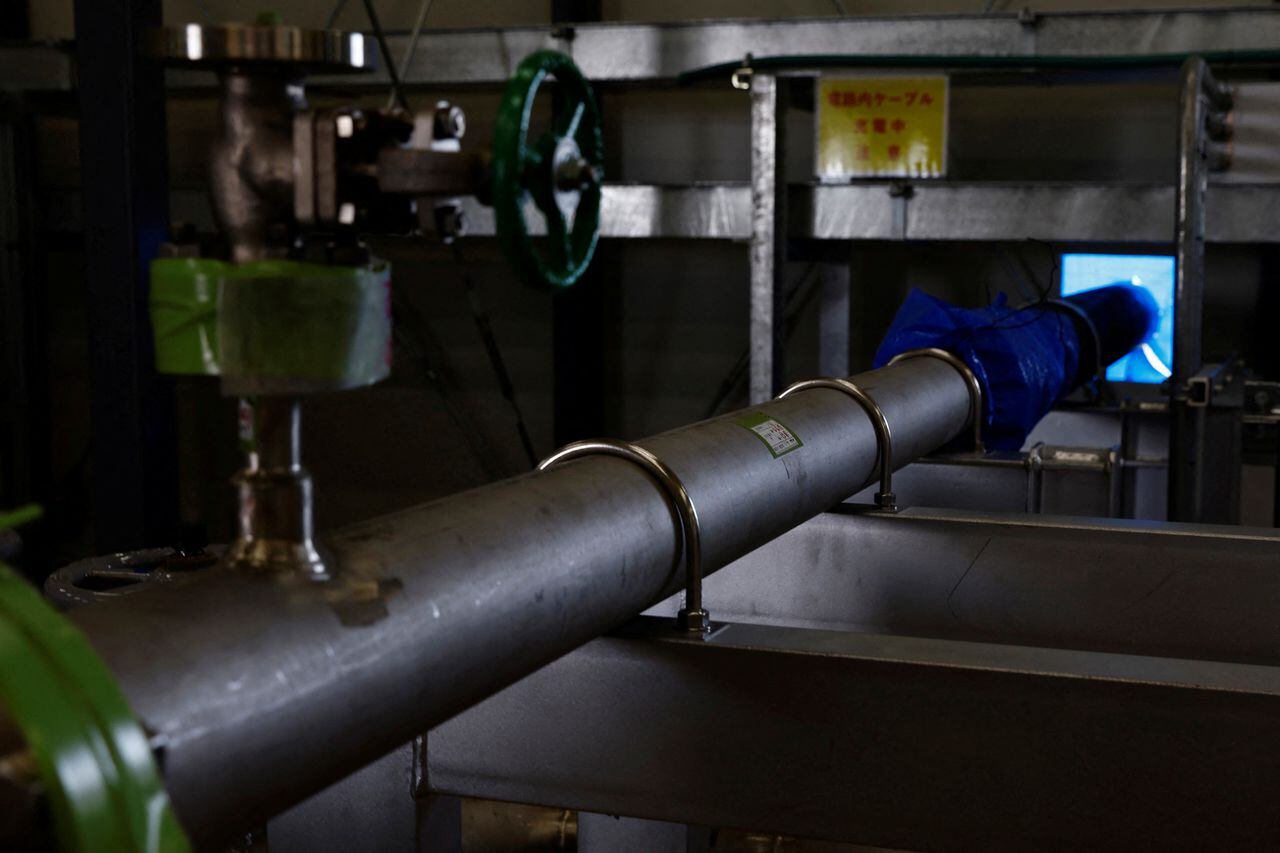 Una tubería que se usará para transferir agua tratada con el Sistema Avanzado de Procesamiento de Líquidos (ALPS) se ve en la planta de energía nuclear inhabilitada Fukushima Dai-ichi, ciudad de Okuma, prefectura de Fukushima