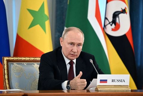 El presidente ruso, Vladimir Putin, asiste a una reunión con una delegación de líderes africanos para discutir su propuesta de abrir conversaciones de paz entre Rusia y Ucrania, en San Petersburgo, Rusia