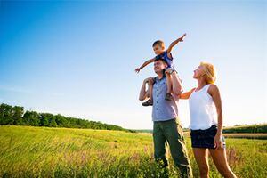  Acércate a la naturaleza, y enséñales a ellos de su importancia. Todos los niños deben estar en contacto con el medio ambiente, recursos naturales, plantas y animales; y quién mejor para realizar esta labor que tú. Llévalos a un parque o reserva natural a las afueras de la ciudad para un divertido picnic y algo tradicional.  Un balón de fútbol, una cometa o incluso solo unas botas para una mini caminata ecológica harán que reconozca y valore la naturaleza, y salga de la rutina. Algunos son:    Parque Forestal Embalse del Neusa, Laguna del Cacique Guatavita y Cuchilla de Peña Blanca y Puente Sopó.