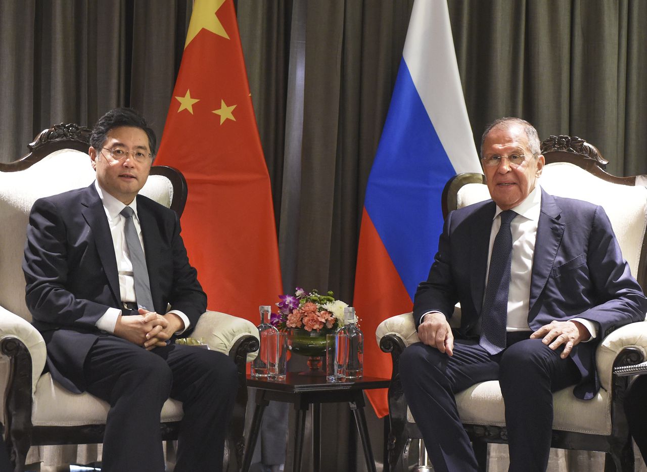 En esta foto publicada por la agencia de noticias Xinhua de China, el ministro de Relaciones Exteriores de China, Qin Gang, a la izquierda, y el ministro de Relaciones Exteriores de Rusia, Sergei Lavrov
