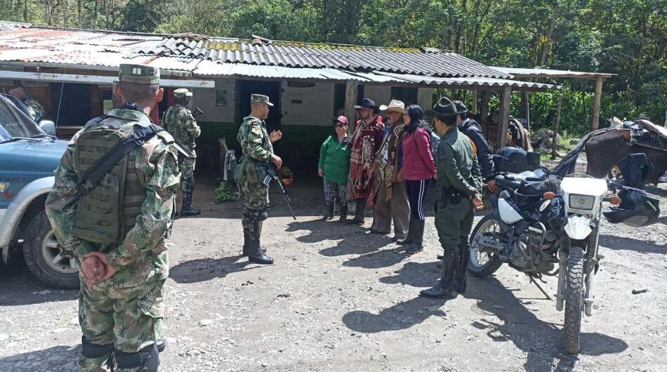 Tropas del Ejército socializan medidas de prevención sobre el volcán Nevado del Ruiz en Caldas.