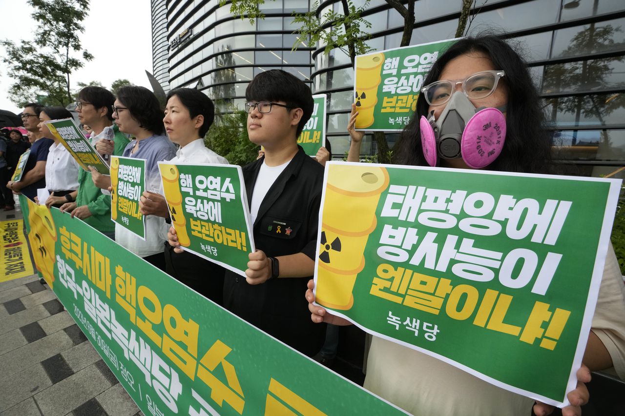 Activistas ambientales protestan el viernes 30 de junio de 2023 contra la decisión del gobierno japonés de liberar aguas residuales radiactivas tratadas de la planta de energía nuclear de Fukushima, cerca de un edificio que alberga la embajada japonesa en Seúl, Corea del Sur