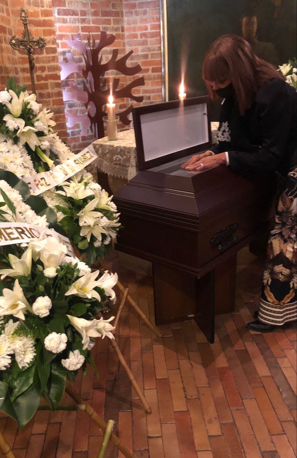 Maria Ángeles dándole el último adiós a su esposo, el torero español Jaime Ostos