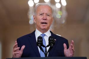 El presidente Joe Biden habla sobre el final de la guerra en Afganistán desde el comedor estatal de la Casa Blanca, martes, 31 de agosto de 2021, en Washington. (AP Foto / Evan Vucci)