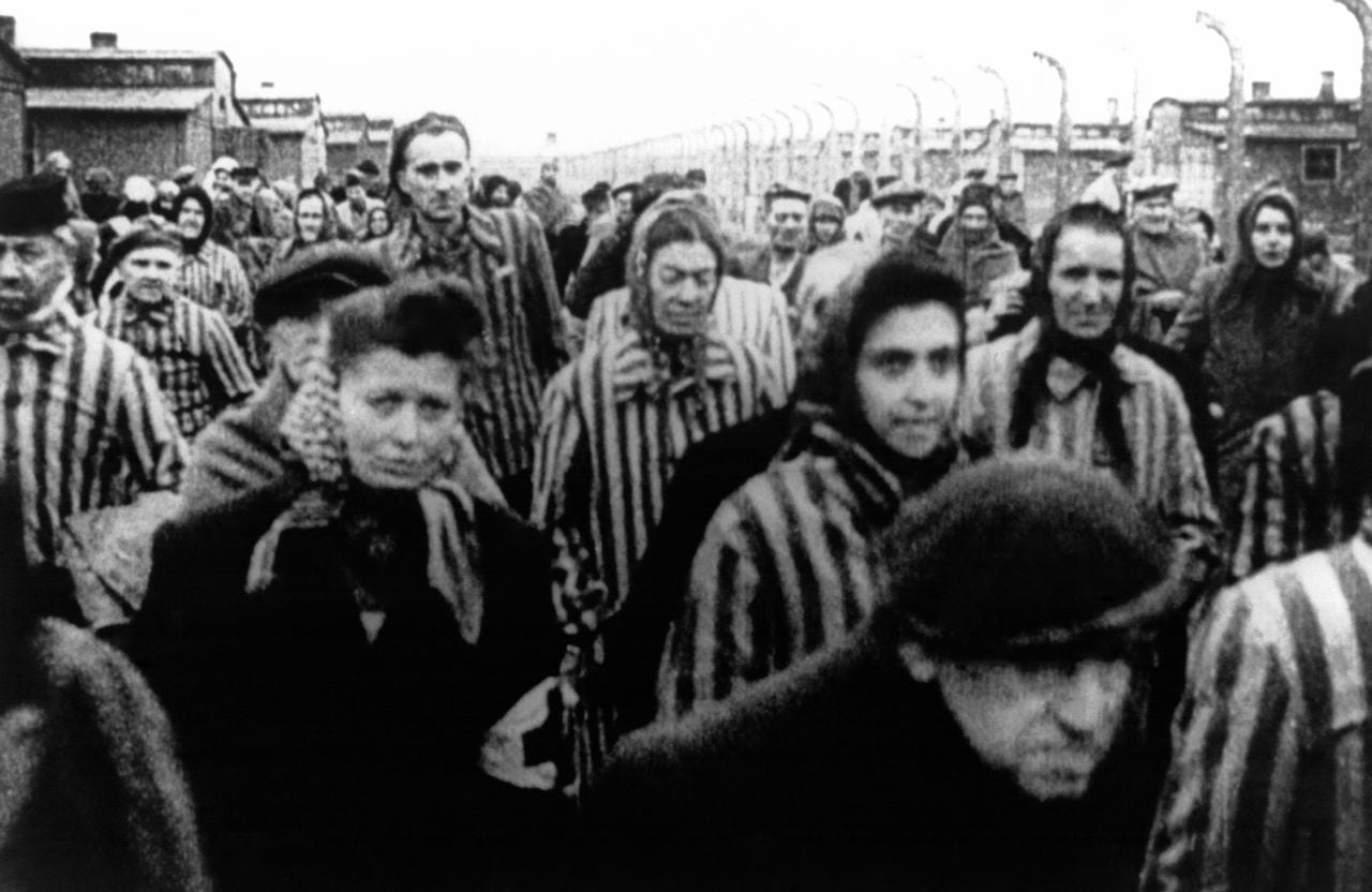 Déportés lors de la libération du camp de concentration d'Auswitchz Birkenau, en janvier 1945, Auschwitz, Pologne.  (Photo by Keystone-France\Gamma-Rapho via Getty Images)